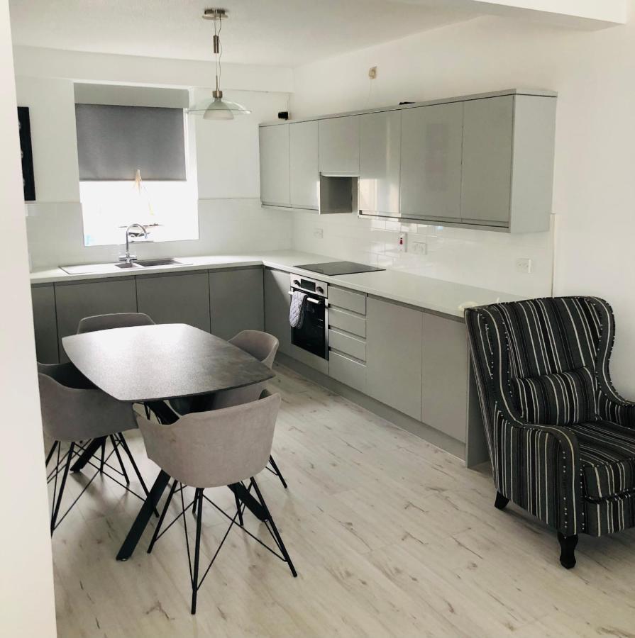 Spacious And Bright Town Centre Apartment Ballycastle Exterior foto